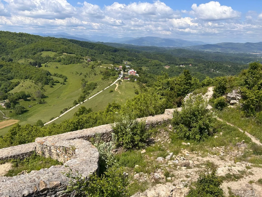 K pyramidám a podzemním tunelům 2026 01